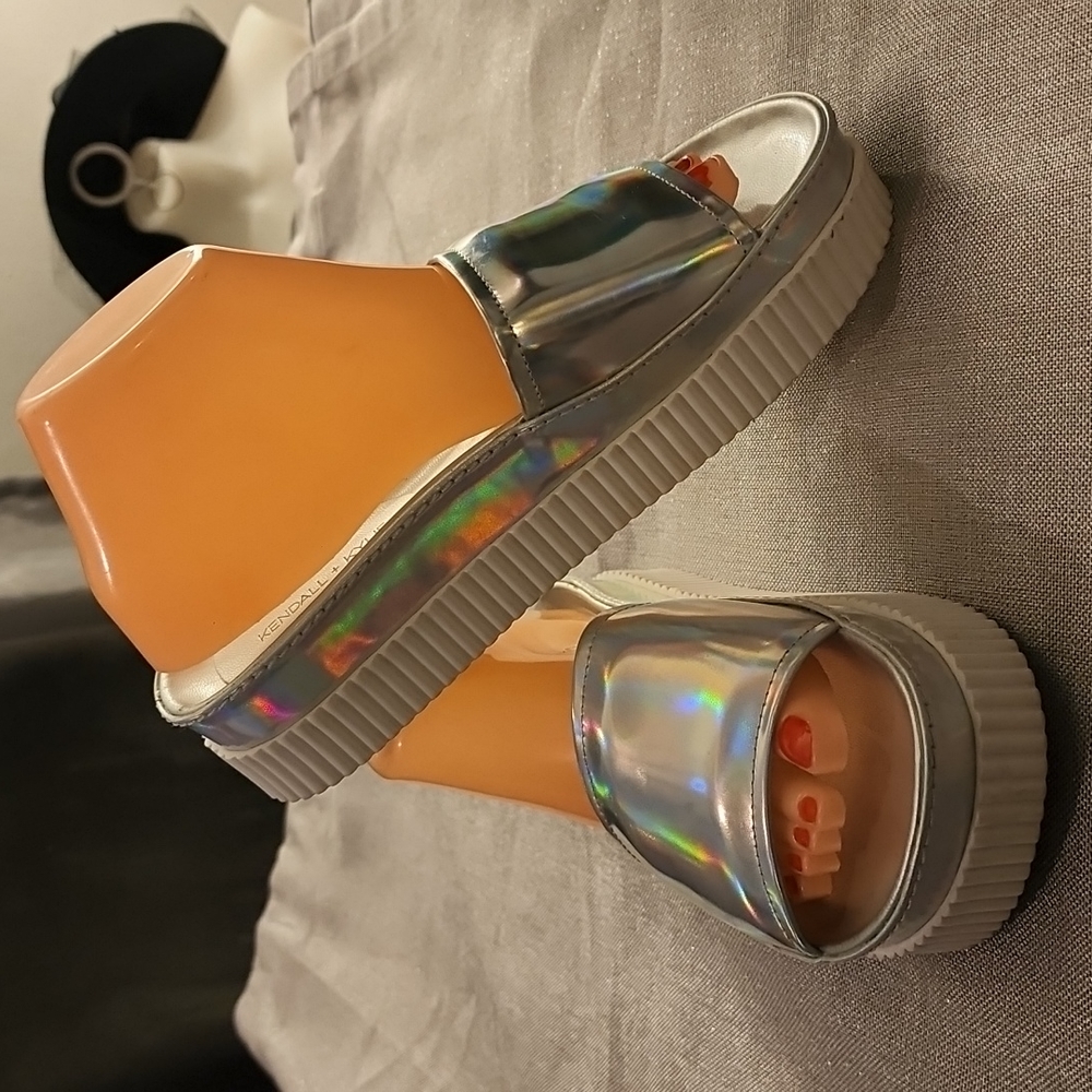 KENDALL & KYLIE SILVER METALLIC FLAT SLIDE SANDALS SZ 8M PRE-OWNED KKISLA2